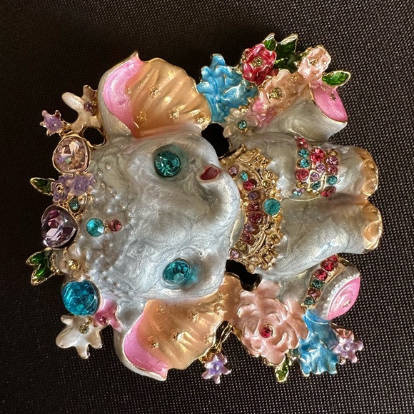 Pink and Gray Enamel Baby Elephant brooch - Picture 2 of 4